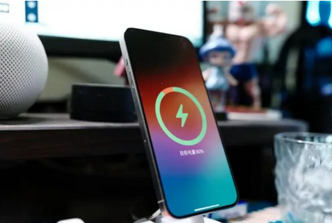 东乡苹果15换屏服务分享用什么充电器给iPhone15充电更好 